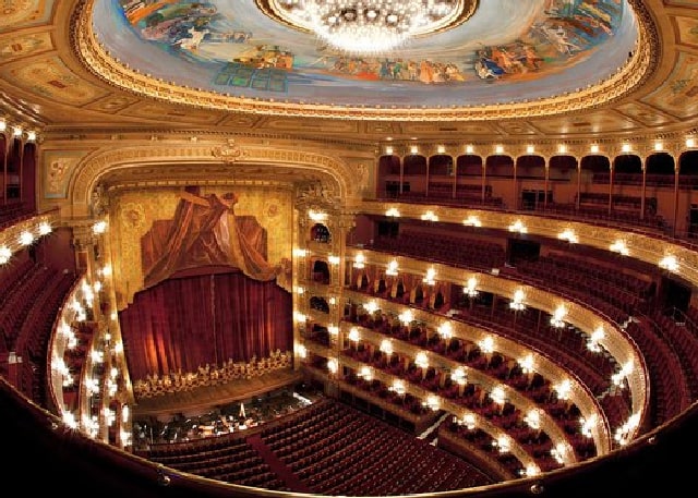 Teatro Colón: 700 m