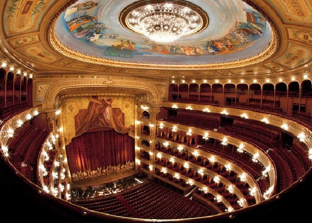 Teatro Colón: 1,8km