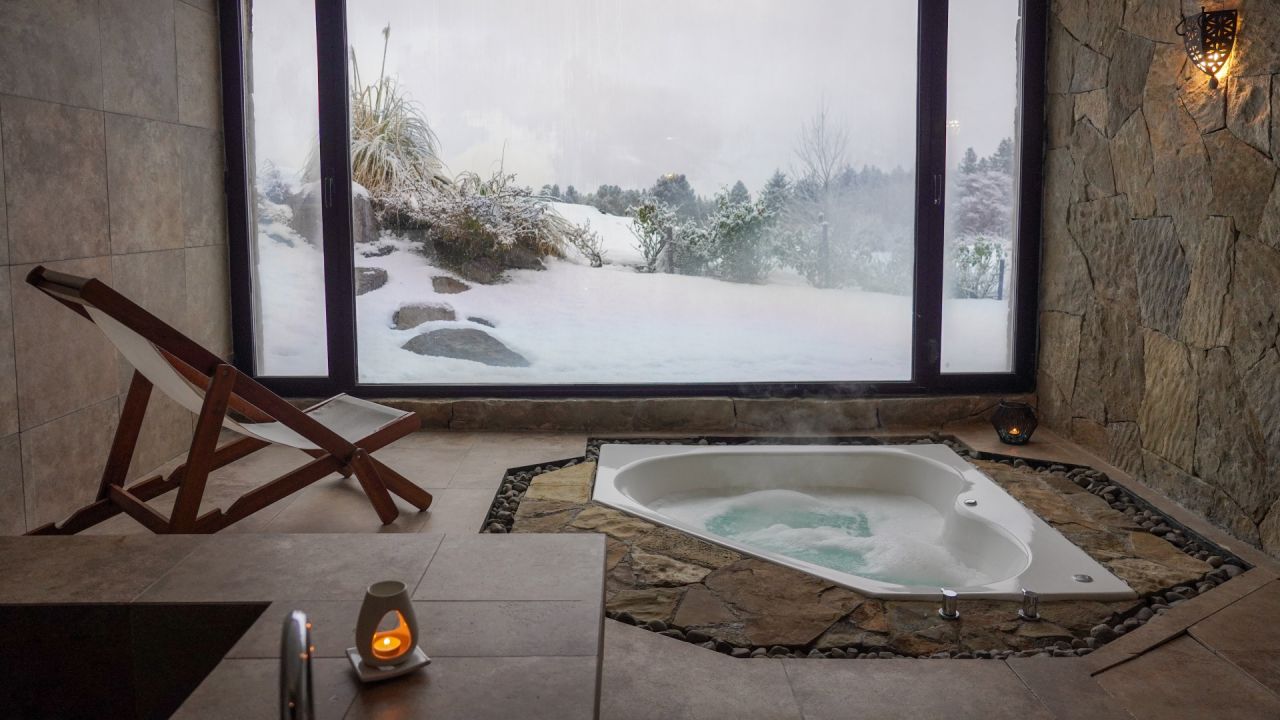 Jacuzzi at Namasthé Spa in Loi Suites Chapelco with snow views